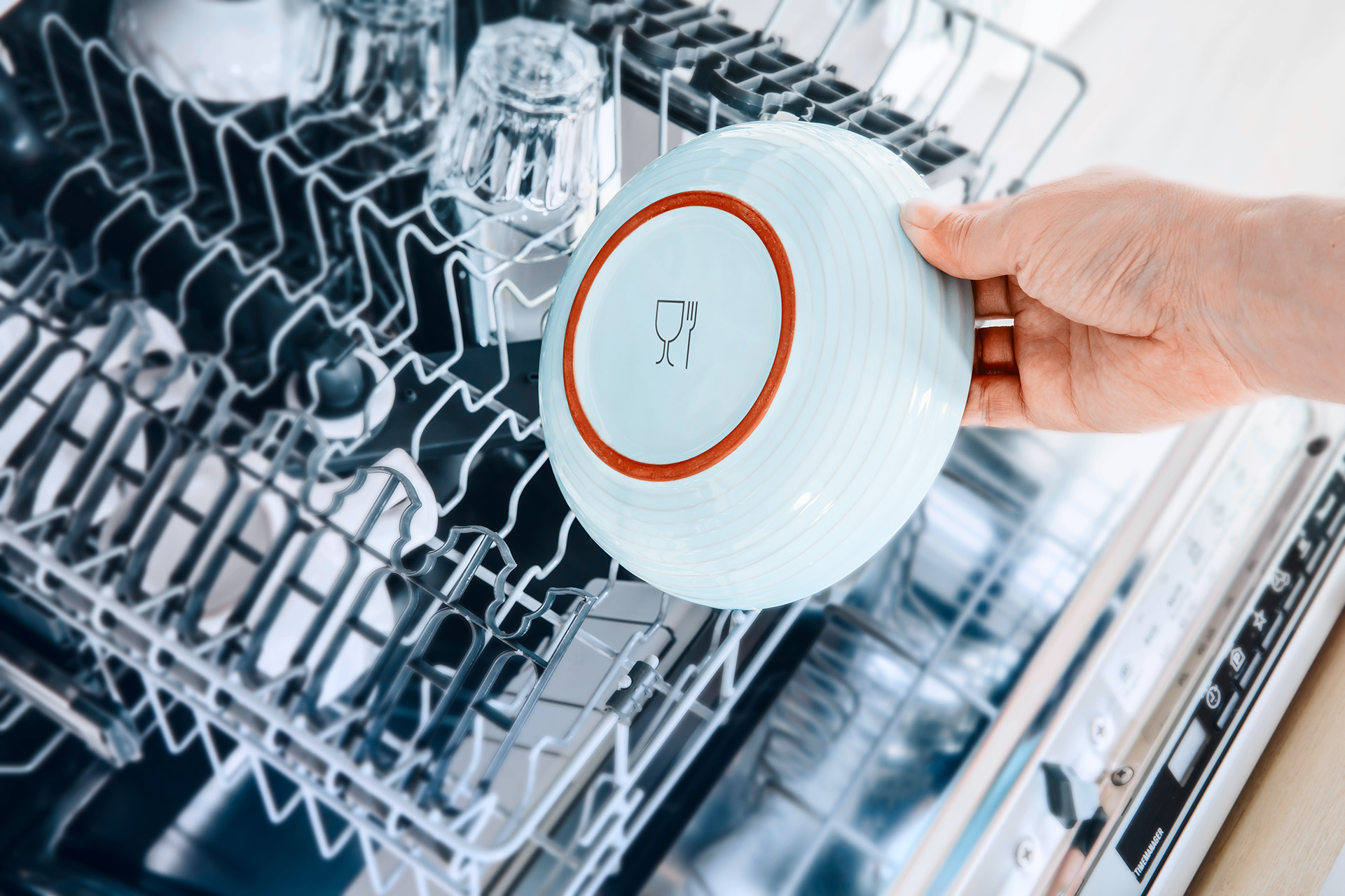Символ на посуде пригодности мытья в посудомойке