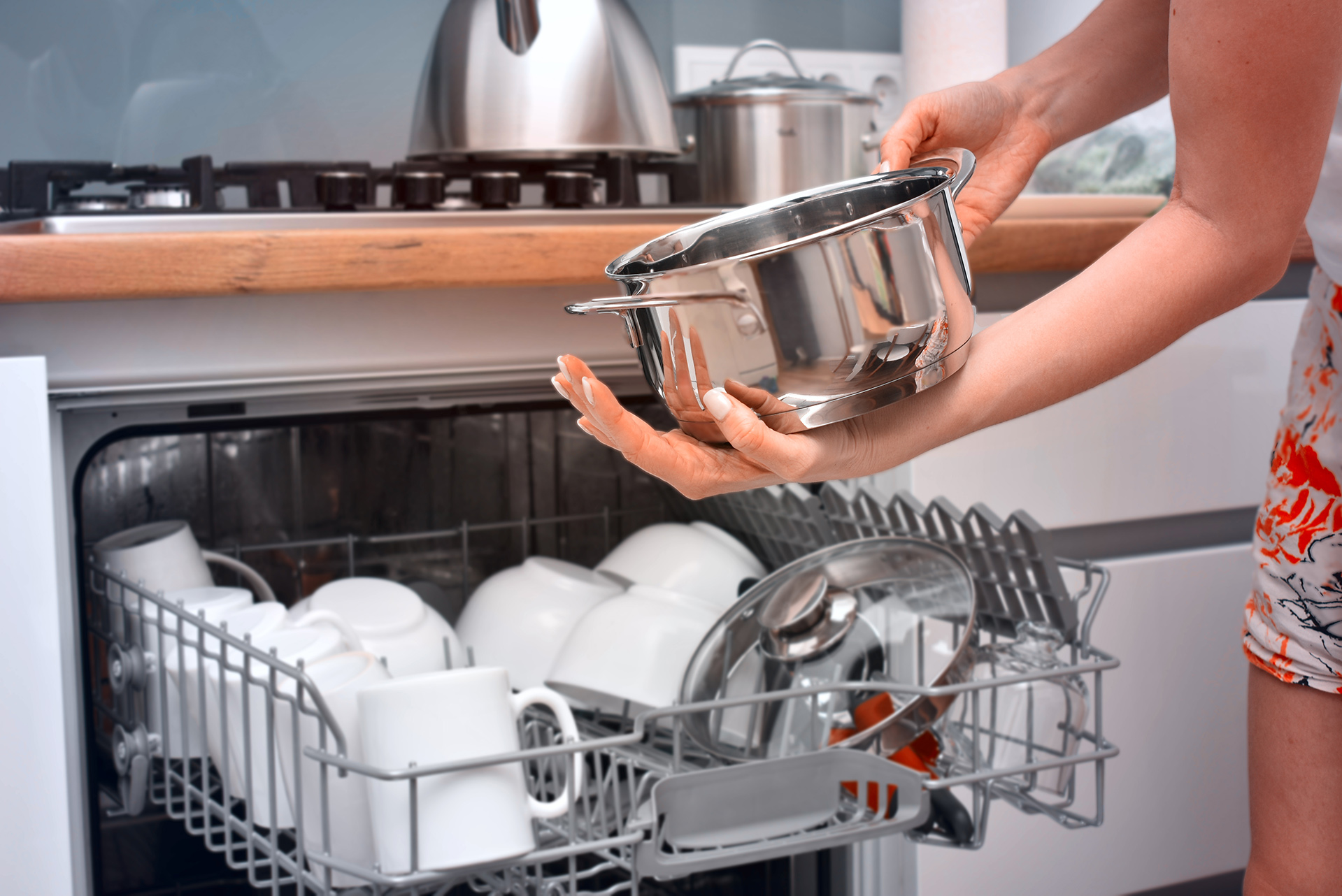 Первый запуск посудомоечной машины средство. Загружать посудомойку. Загрузка посудомойки. Расположение посудомойки и мойки на кухне. Посудомойка марки.